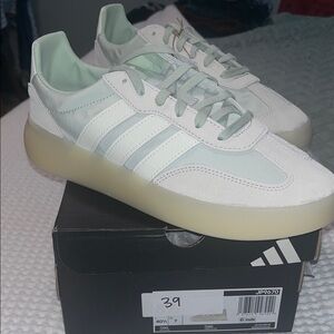 Adidas women’s 8.5 White and Light Green Casual Sneakers